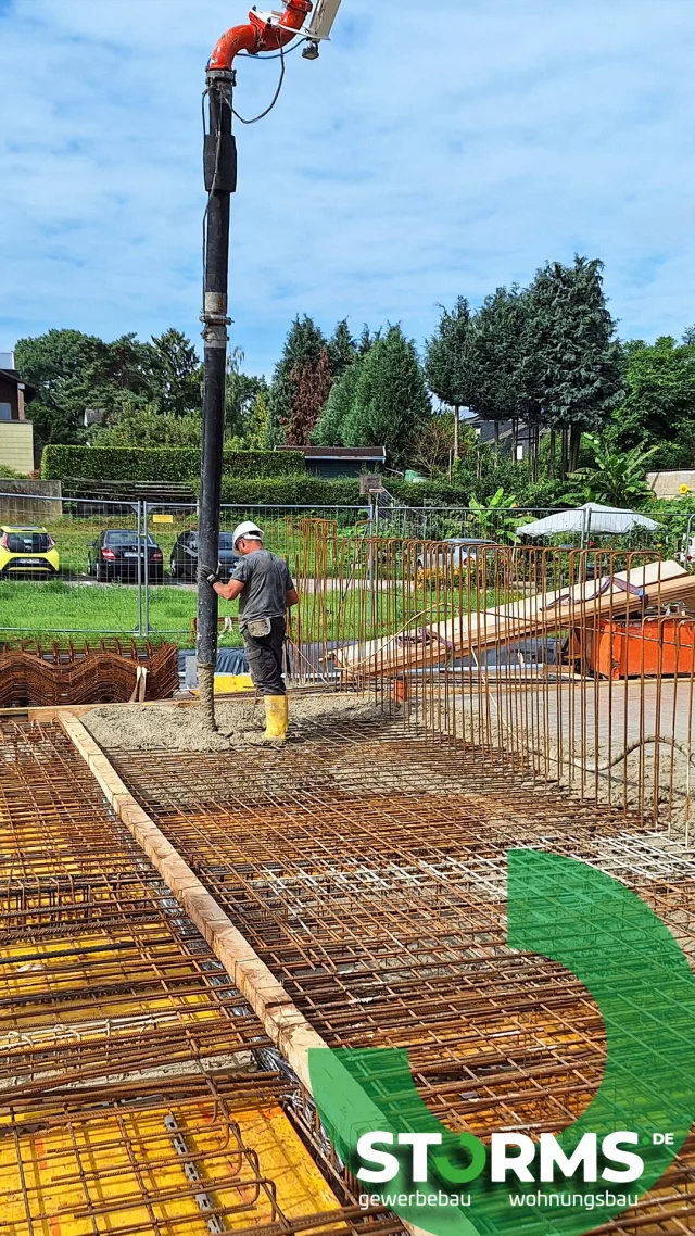 Beim Mehrfamilienhaus in Würselen geht’s voran. Die Betonage der Kellerdecke ist abgeschlossen, der Arbeitsraum wurde verfüllt und die Erdgeschoss-Wände wachsen in die Höhe. 👷🏻‍♂️🏗️
 
Folgt uns für spannende Einblicke in die Baufortschritte und exklusive Eindrücke direkt von der Baustelle!

👉 Fragen rund um den Wohnungsbau?
Bauen ohne Stress – zum Festpreis und mit Bauzeitgarantie!
Dann seid ihr bei uns genau richtig, direkt kostenlose Beratung sichern. Wir freuen uns, von euch zu hören!

👉 Jetzt informieren, auf www.storms.de. 

 
#stormsschlüsselfertig #stormsqualität #lustaufleistung #greatplacetowork #architecture #gewerbebau #wohnungsbau #bauen #erkelenz #gewerbegebiet #mittelstand #baustelle #festpreis #bauzeitgarantie #neubau #allesauseinerhand #topexperte #erfolg #unternehmer #generalunternehmer #netzwerken #wachstum #mindset #photooftheday #mehrfamilienhaus #würselen #luxury