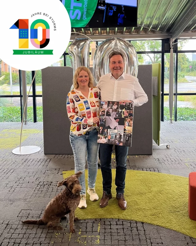 10 Jahre Hans & Eva bei Storms Schlüsselfertig 🥂

Zehn Jahre, in denen Hans und Eva das Herz von Storms Schlüsselfertig geprägt haben – mit Leidenschaft, Energie und einer guten Portion Humor. Immer mit dabei: Ella, die wohl aufmerksamste „Mitarbeiterin“ unseres Teams. 🐶💙

Wir freuen uns, dieses Jubiläum gemeinsam feiern zu dürfen – denn starke Teams entstehen nicht nur durch Baupläne, sondern durch Menschen, die mit Herzblut dabei sind. Auf die nächsten 10 Jahre! 

#storms #stormsschlüsselfertig #erkelenz #teamstorms #schlüsselfertigbauen #10jahre #firmenjubiläum #zukunftbauen #teamwork