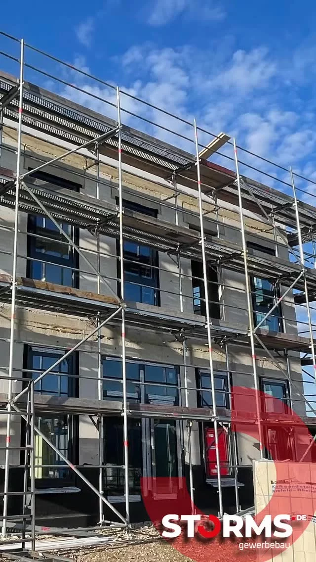 Baustellen-Update aus Erftstadt

Hier geht´s voran, die Fenstermontage im Bürogebäude ist abgeschlossen. Die Fassade der Halle ist fertiggestellt und die Dacharbeiten laufen auf Hochtouren. 👷🏻‍♂️

Ihr wollt wissen, wie es weitergeht? Bleibt dran, um kein Baustellenupdate zu verpassen.
Du suchst eine individuelle Lösung für deinen Neubau?😃

Bei uns bekommst du dein Bauvorhaben zum Festpreis – inklusive Bauzeitgarantie.
 
👉 Lass dich unverbindlich und kostenlos beraten – persönlich, transparent und kompetent. Wir freuen uns darauf, von dir zu hören!

👉 Jetzt direkt Kontakt aufnehmen oder mehr erfahren unter www.storms.de.

#stormsschlüsselfertig #stormsqualität #lustaufleistung #architecture #gewerbebau #bauen #build #erkelenz #erftstadt #aachen #gewerbegebiet #mittelstand #baustelle #festpreis #bauzeitgarantie #neubau #allesauseinerhand #progress #project #topexperte #erfolg #success #unternehmer #generalunternehmer #netzwerken #business #wachstum #mindset #construction